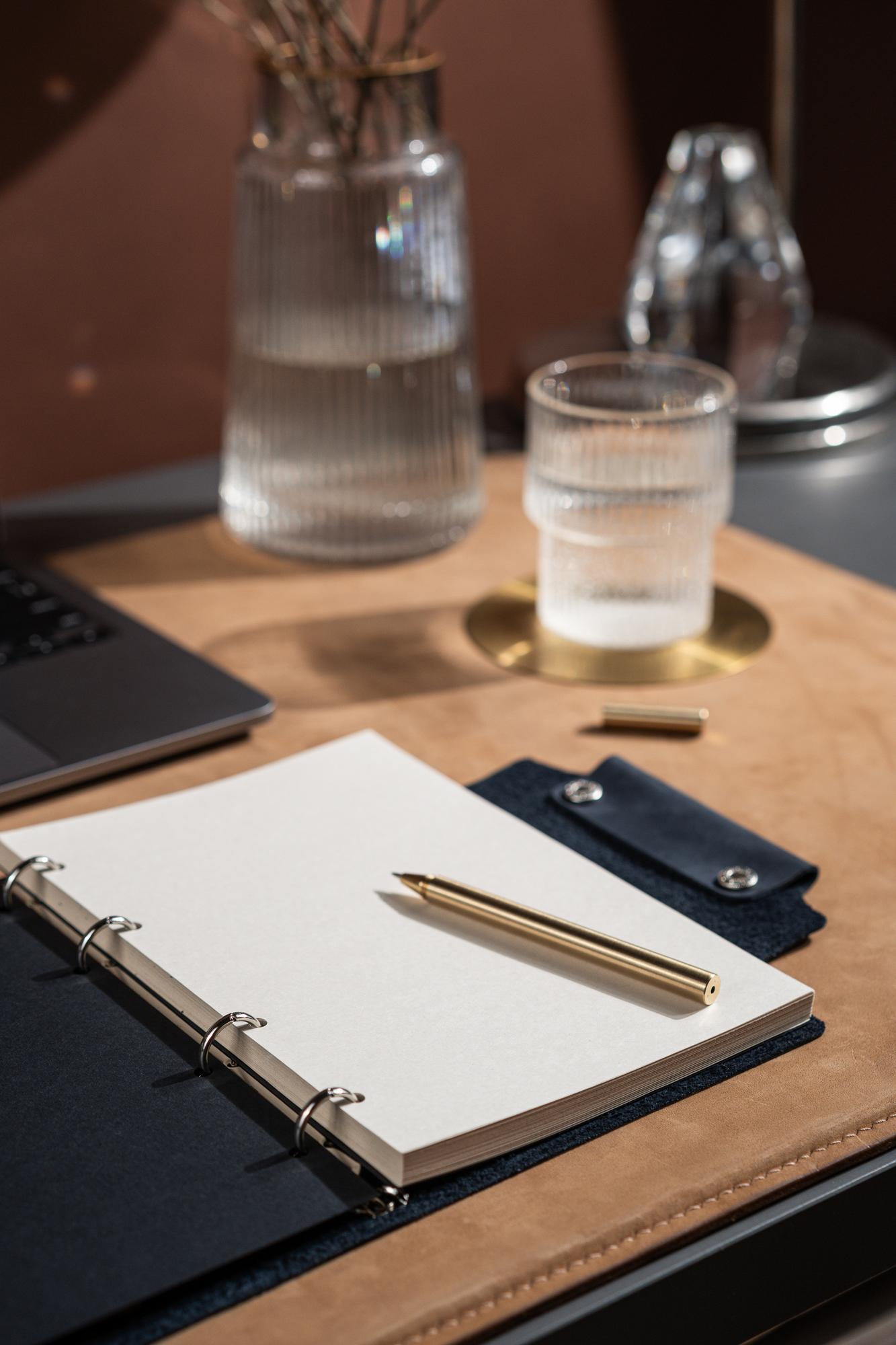 Ежедневник А5 с обложкой из натуральной кожи на кнопках