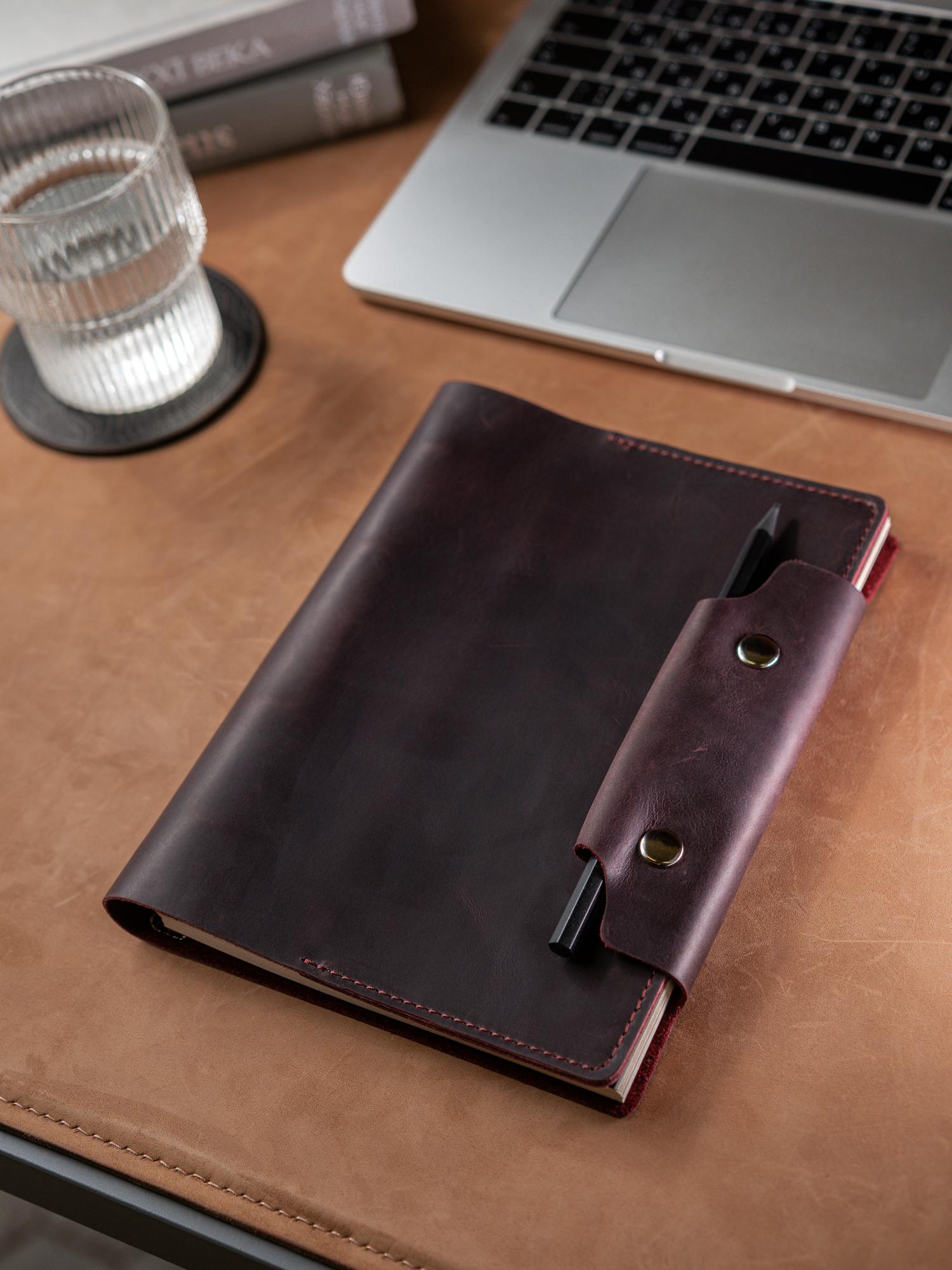 Ежедневник А5 с обложкой из натуральной кожи на кнопках с карманами