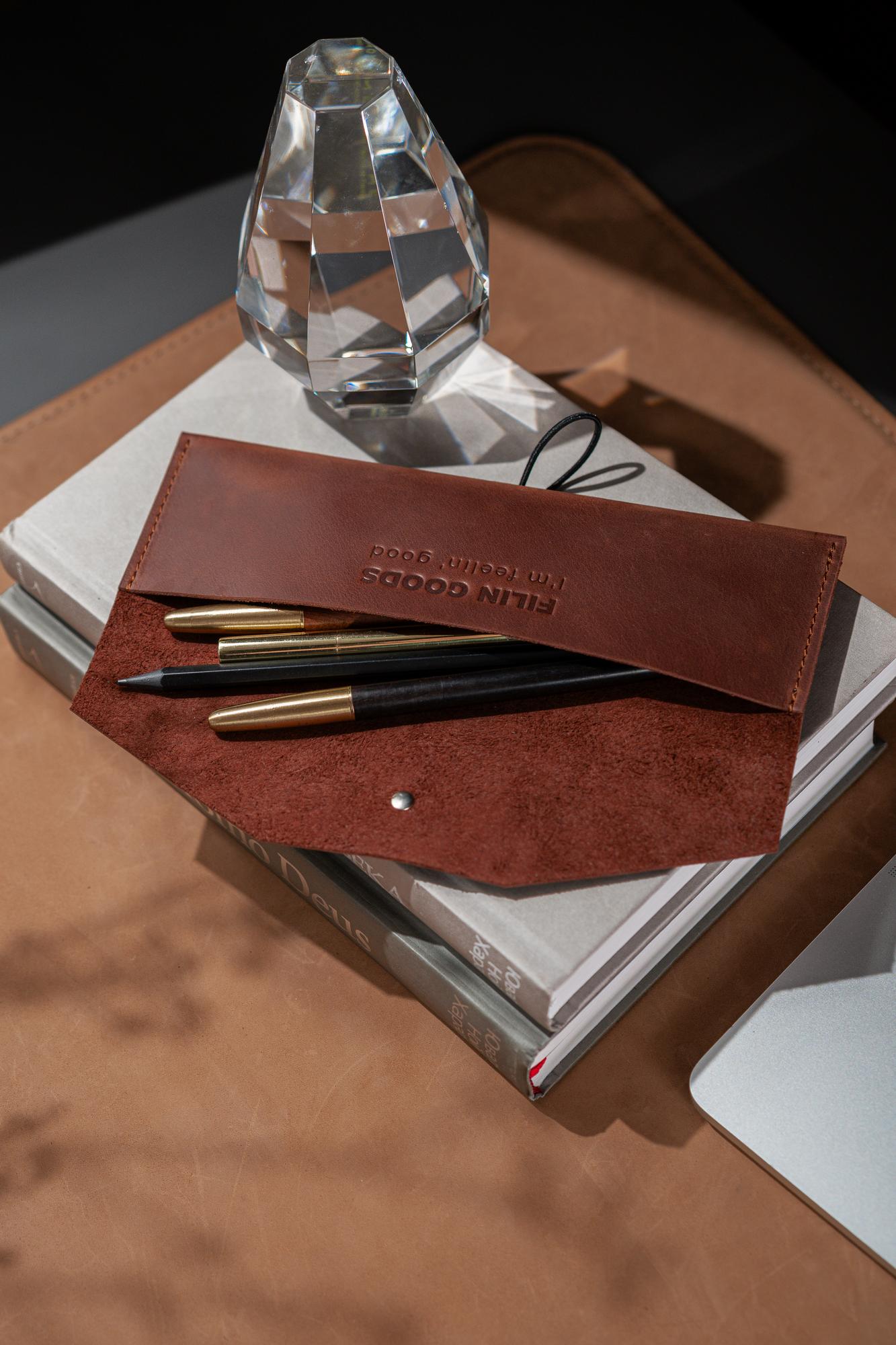 Пенал из натуральной кожи на резинке / Кожаный пенал для ручек, карандашей