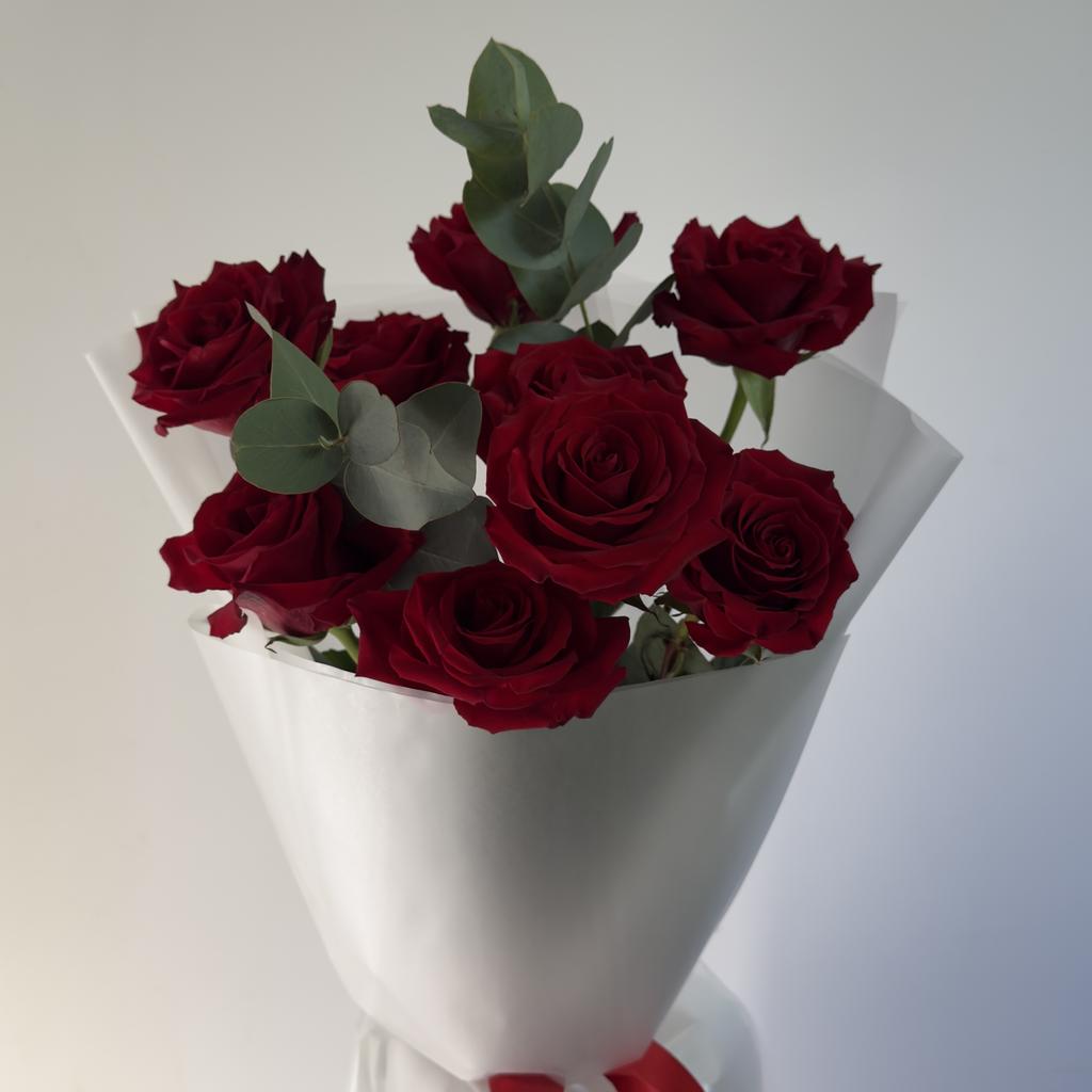 Букет из красных роз и эвкалипта