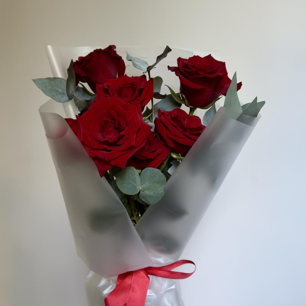 Букет красных роз с эвкалиптом