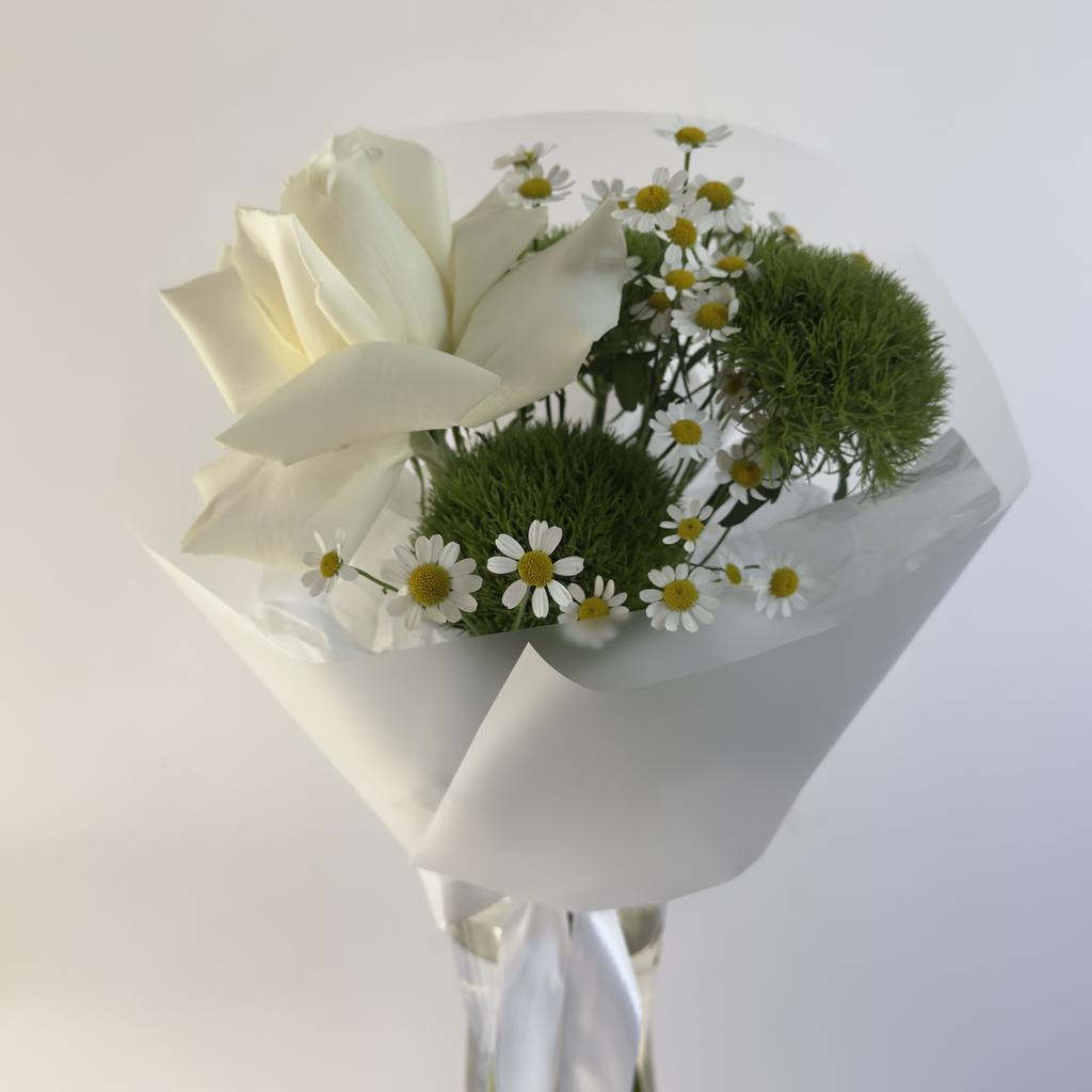 Букет-комплимент с розой и махровыми диантусами