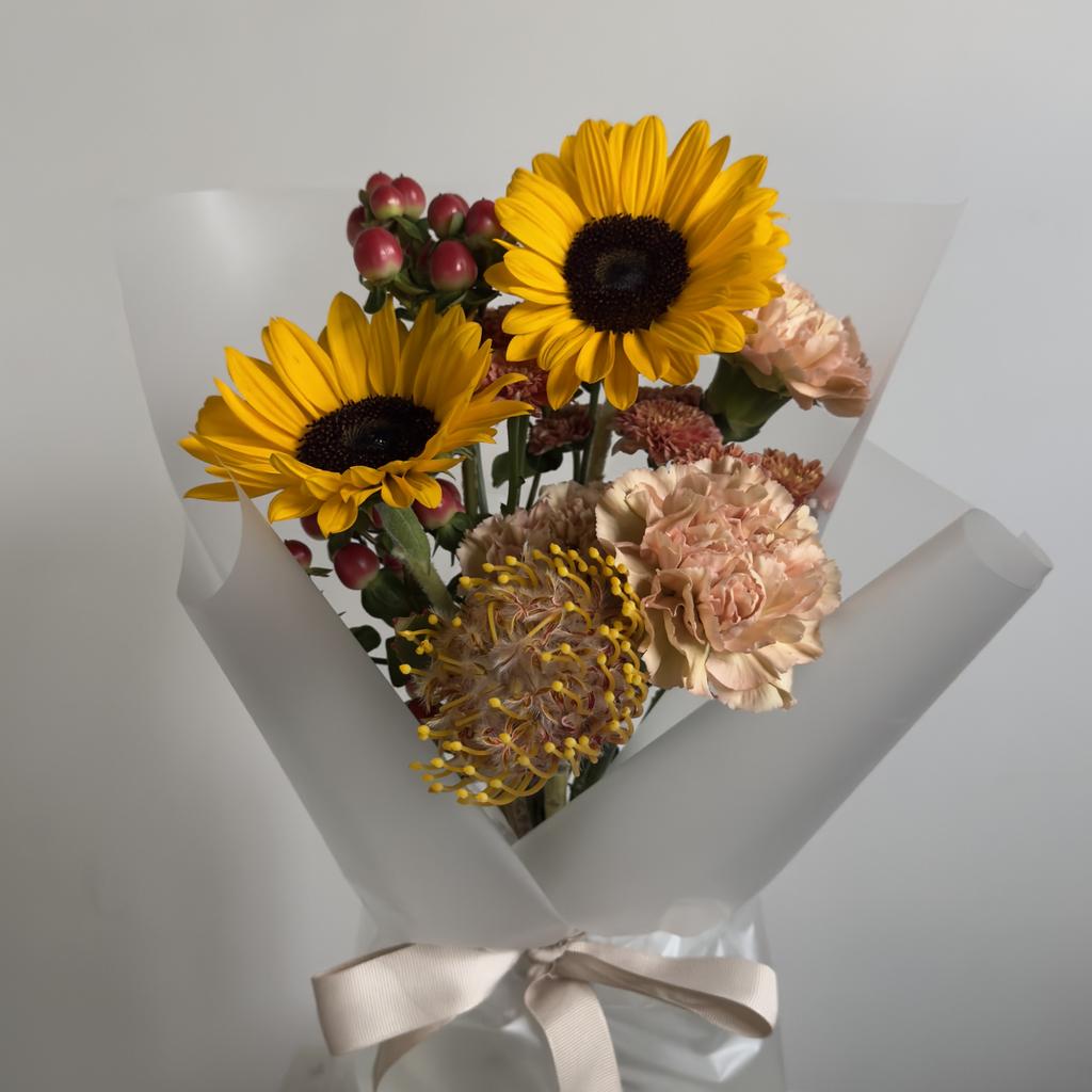 Букет с подсолнухами и нутаном