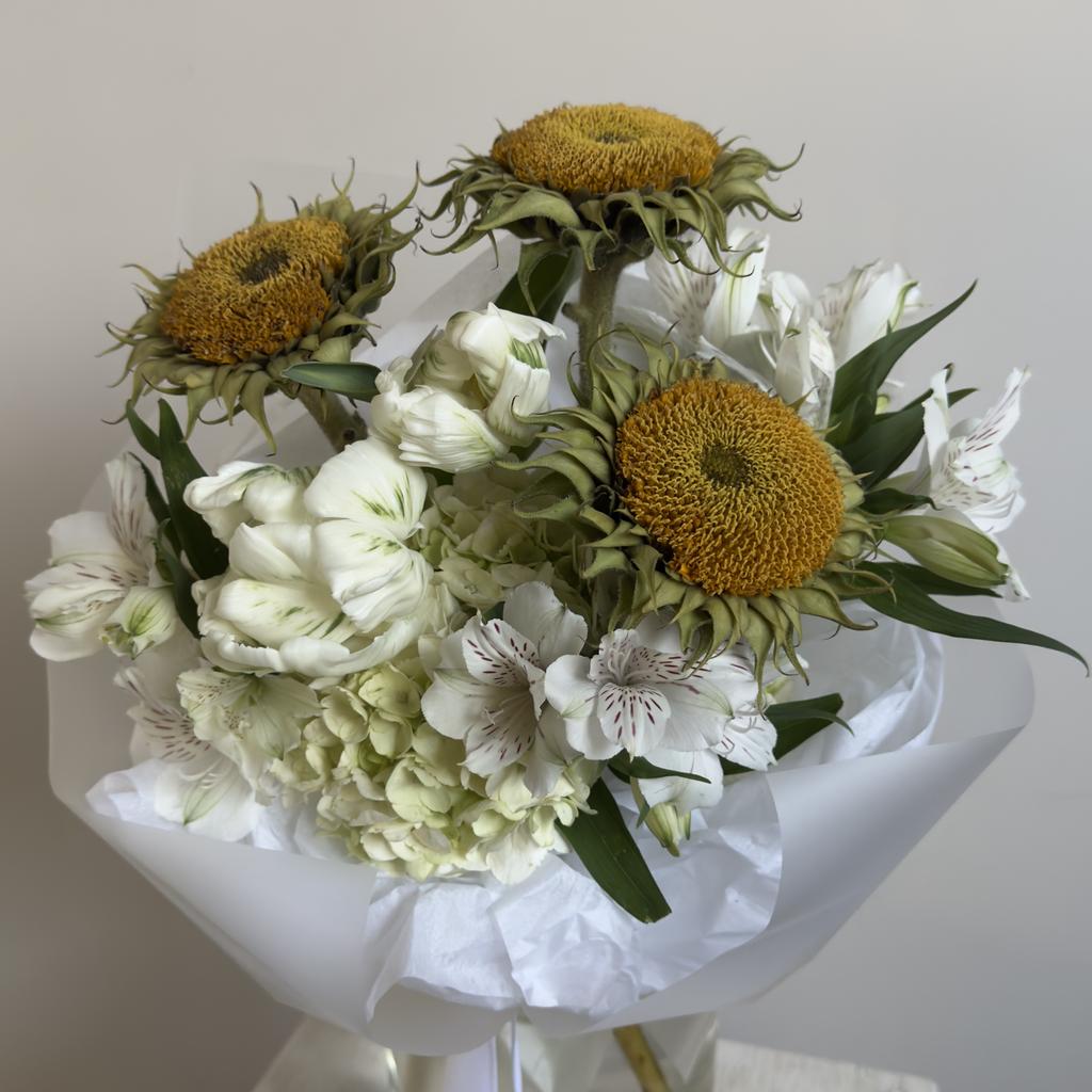 Букет с гелиантусами и тюльпанами SUPERPARROT