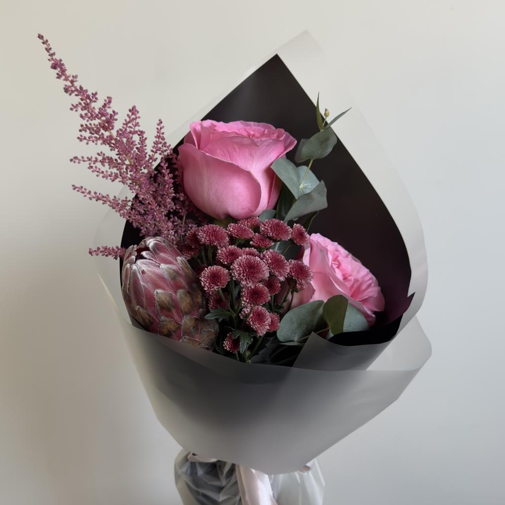 Букет с протеей и пионовидными розами НУАЖ