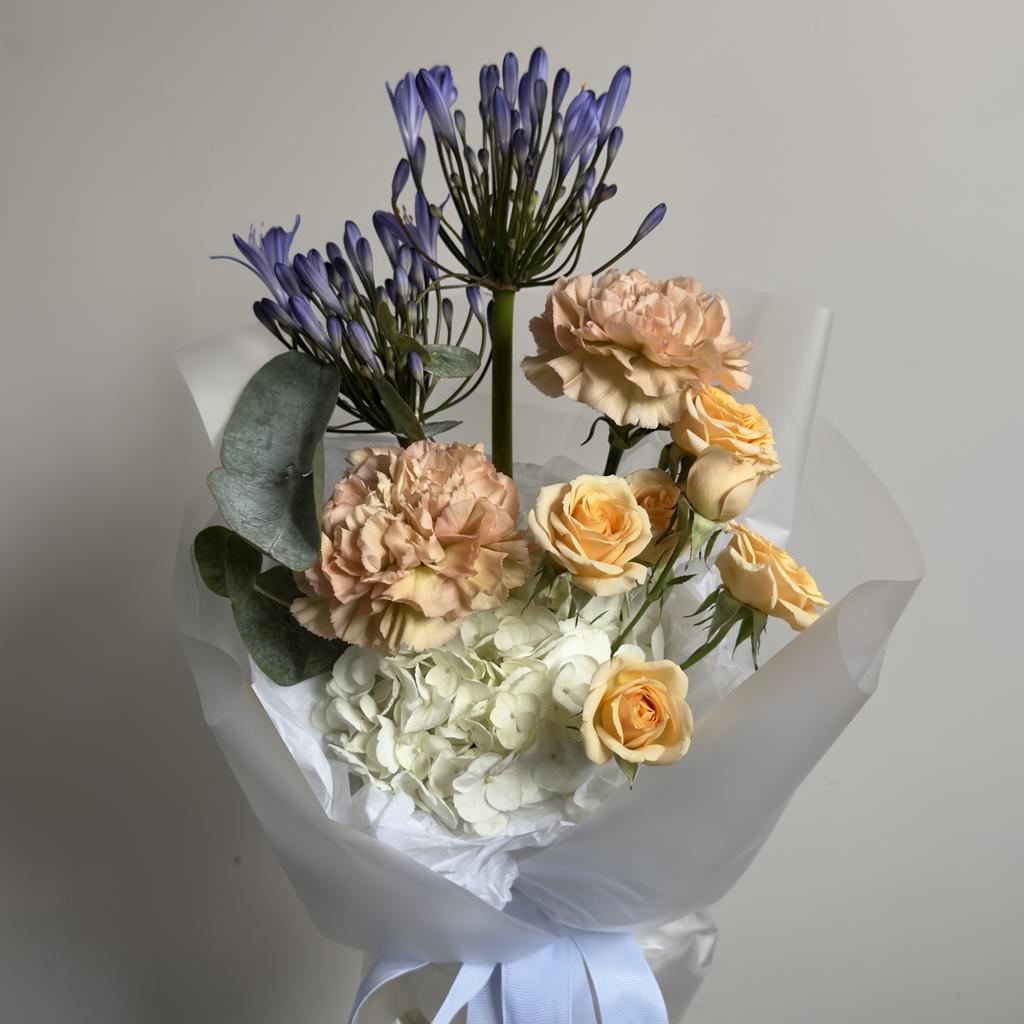 Букет с кустовой розой и агапантусом