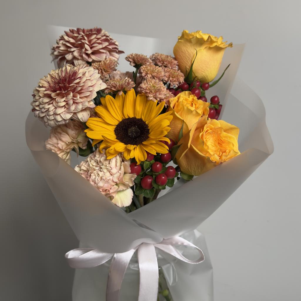 Букет с хризантемами и розами