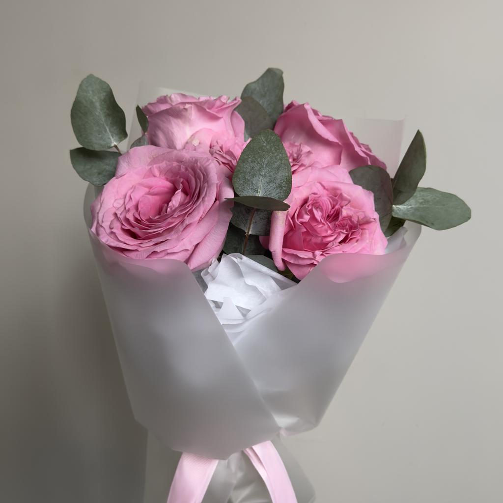 Букет с пионовидными розами и эвкалиптом