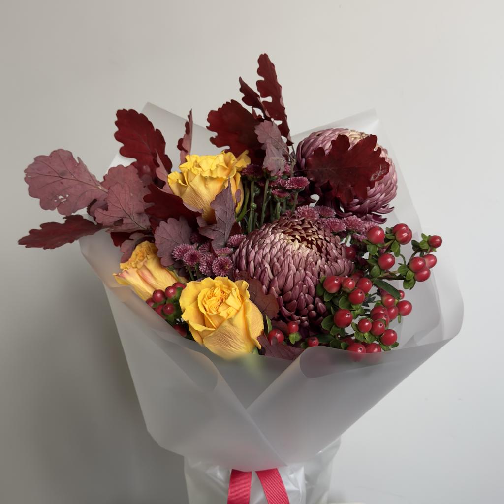 Букет с хризантемами Бигуди и пионовидными розами