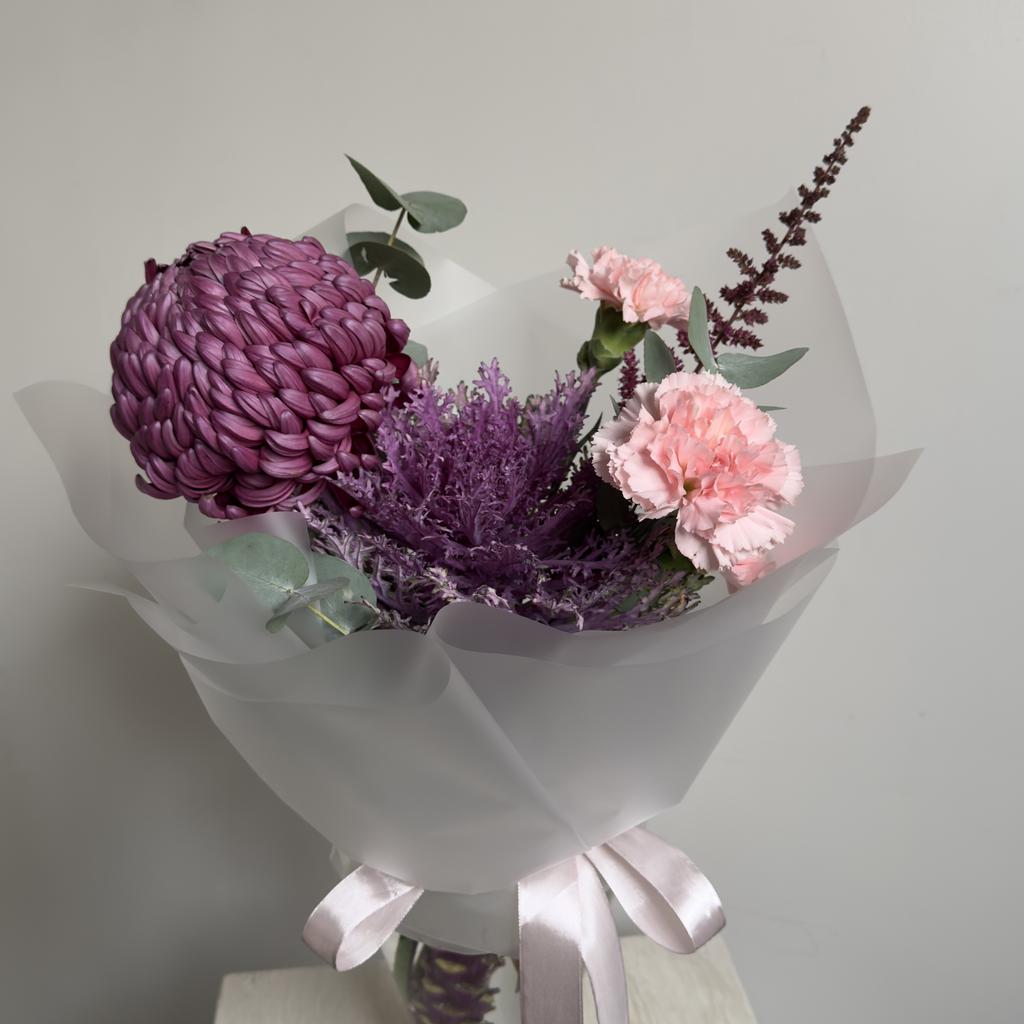 Букет с брассикой и хризантемой Бигуди
