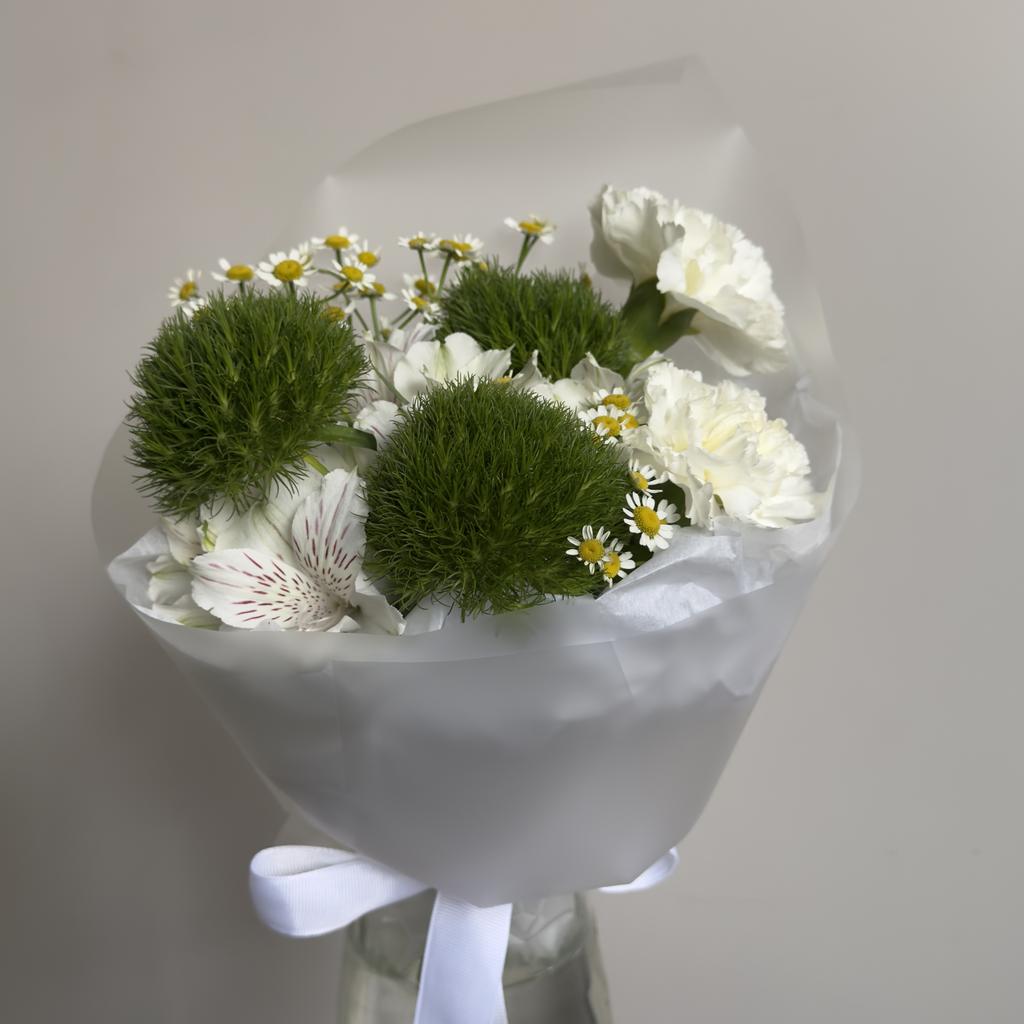 Букет с диантусами и ромашкой