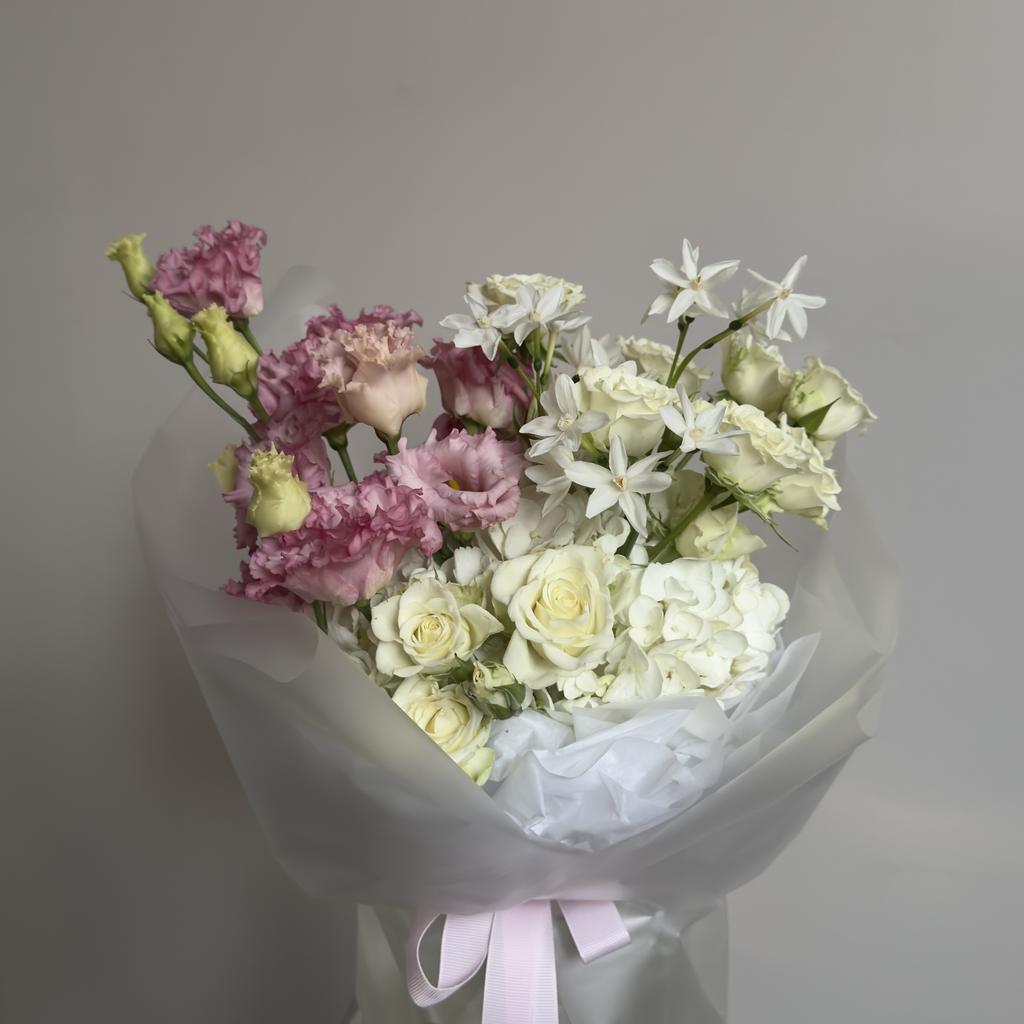 Букет с эустомой и кустовой розой