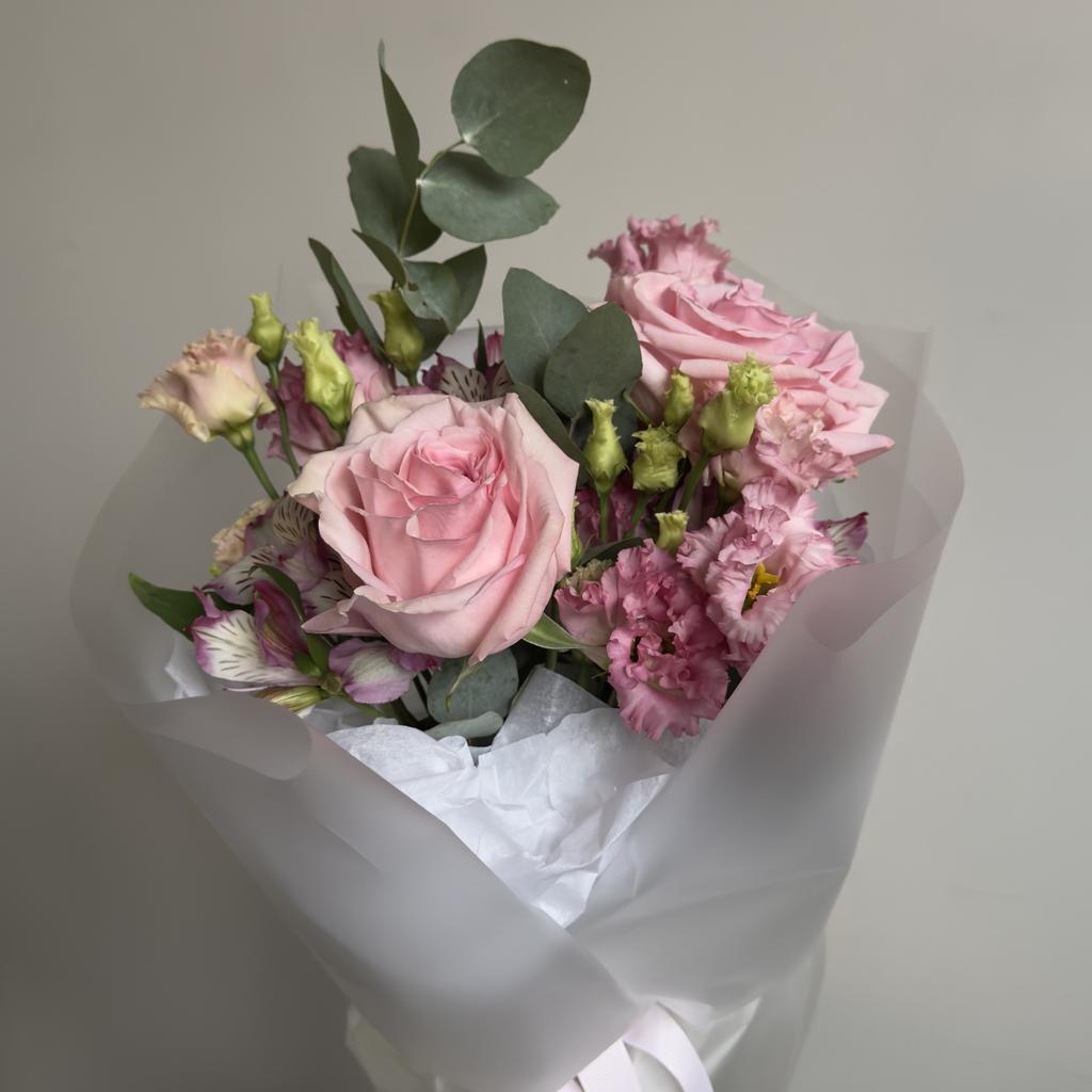 Букет с пионовидной розой и эустомой