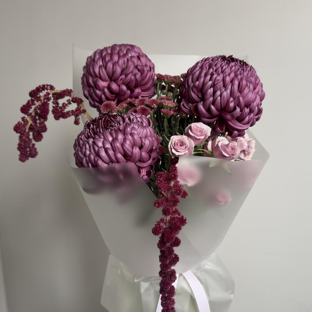 Букет с хризантемами БИГУДИ и кустовыми розами