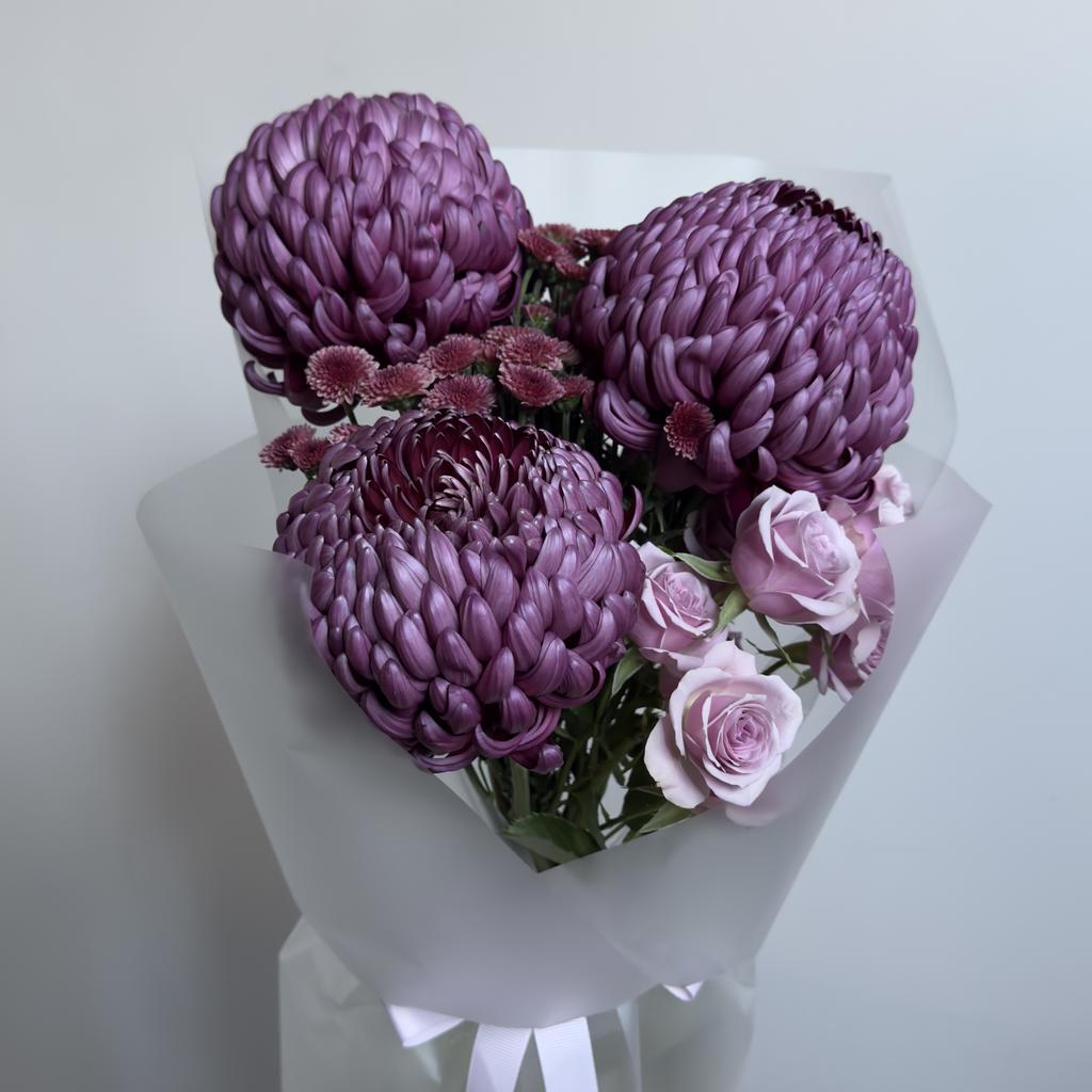 Букет с хризантемами БИГУДИ и кустовыми розами