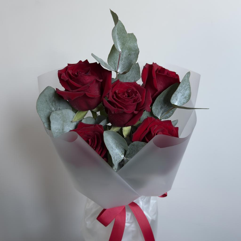 Букет с красными розами BORN FREE и эвкалиптом