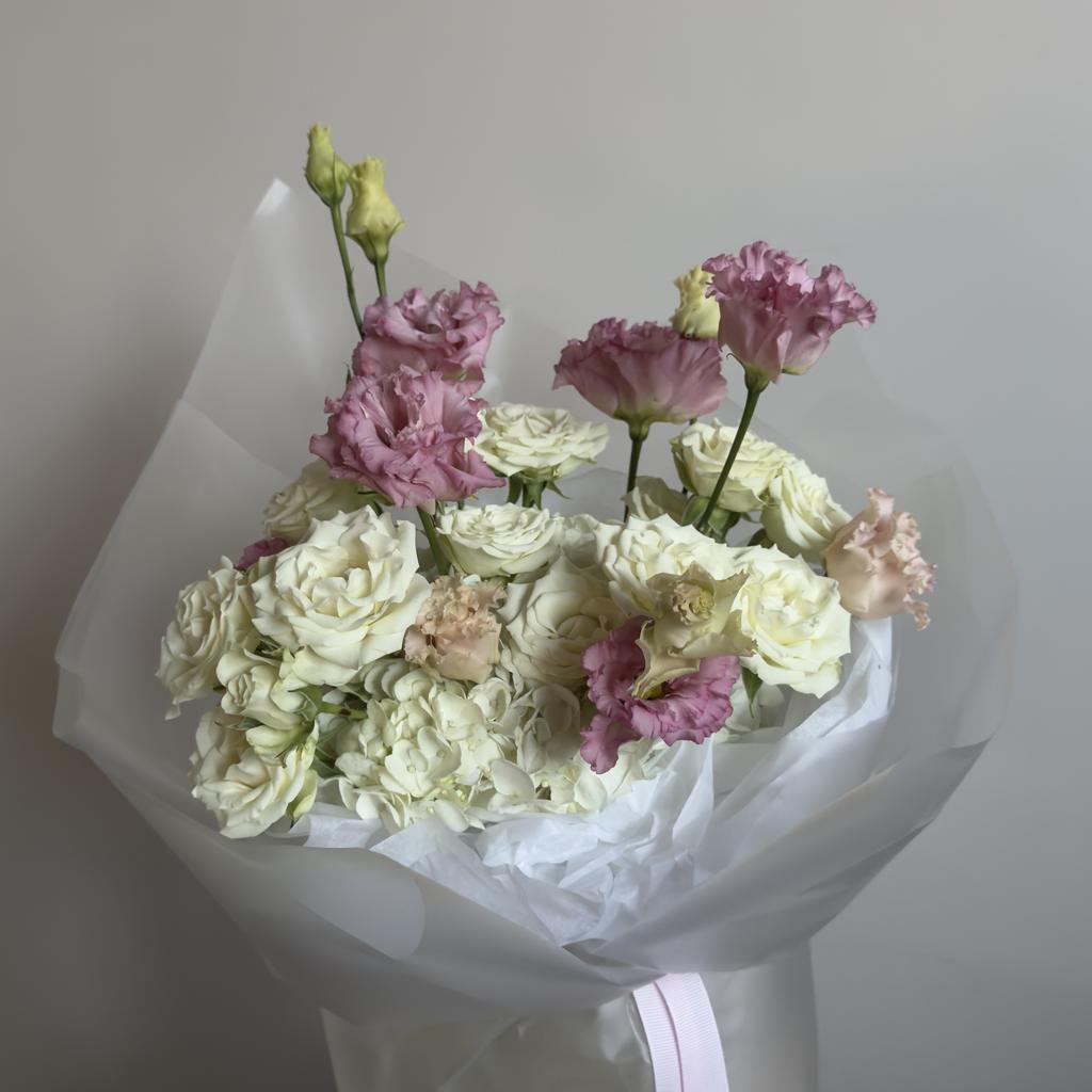 Букет с эустомами и кустовыми розами