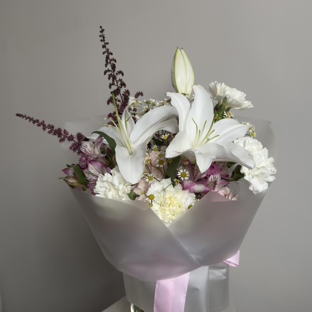 Букет с лилией и альстромериями