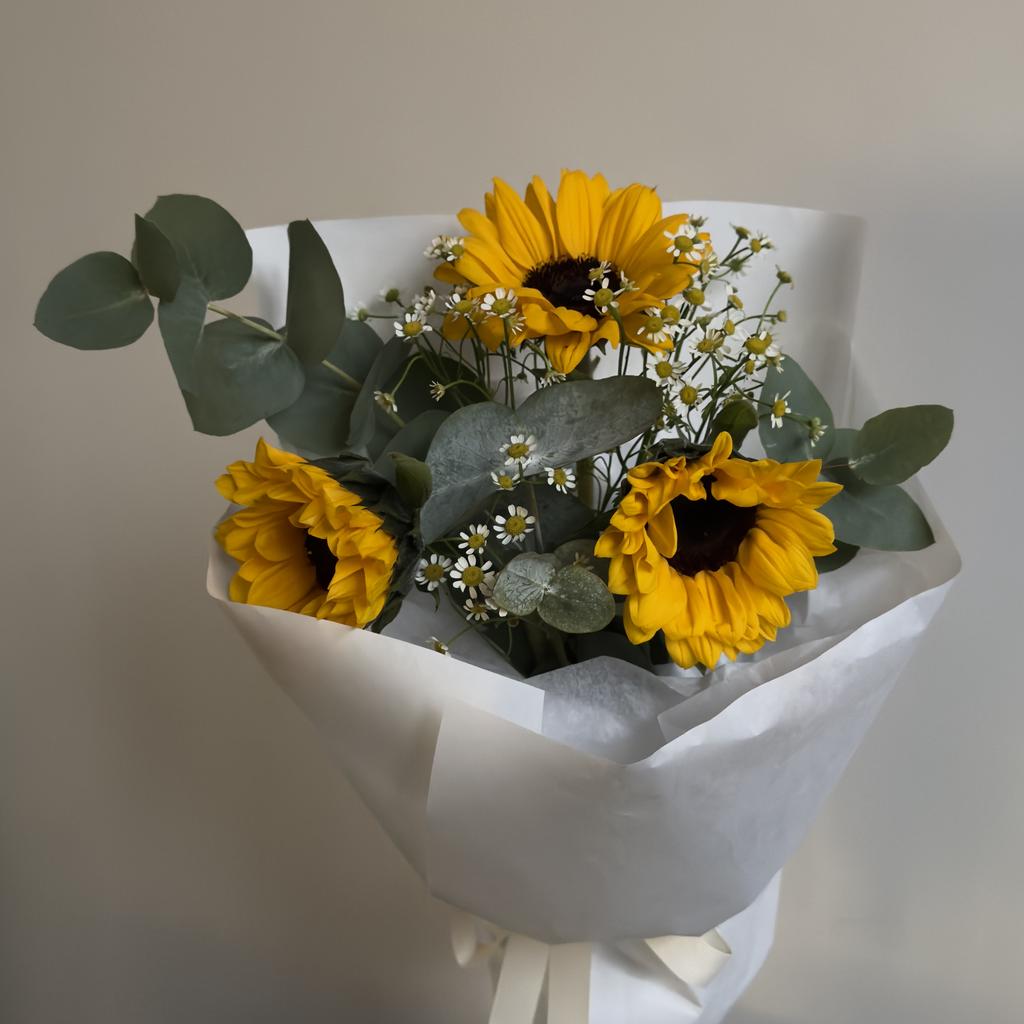 Букет с подсолнухами и матрикариями