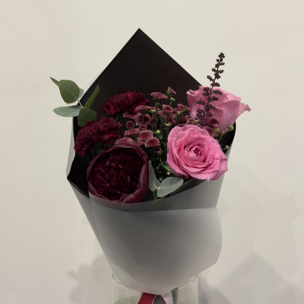 Букет с розами НУАЖ и пионом РЕД ШАРМ