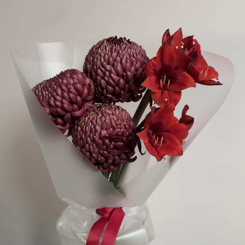 Букет с хризантемами БИГУДИ и амариллисами