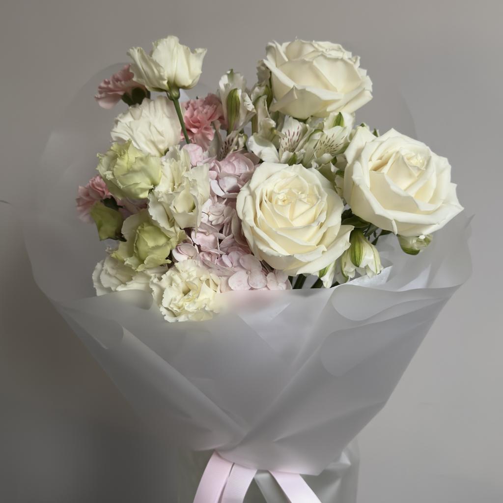 Букет с гортензией и розами PLAYA BLANCA