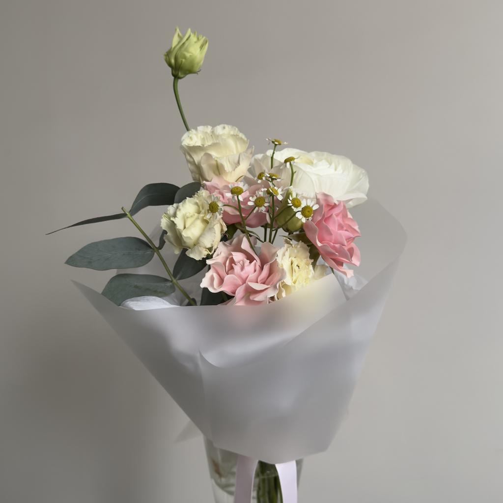 Букет-комплимент с ранункулюсом и кустовой розой