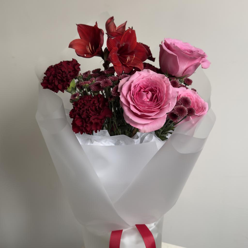 Букет с амариллисом и пионовидными розами НУАЖ