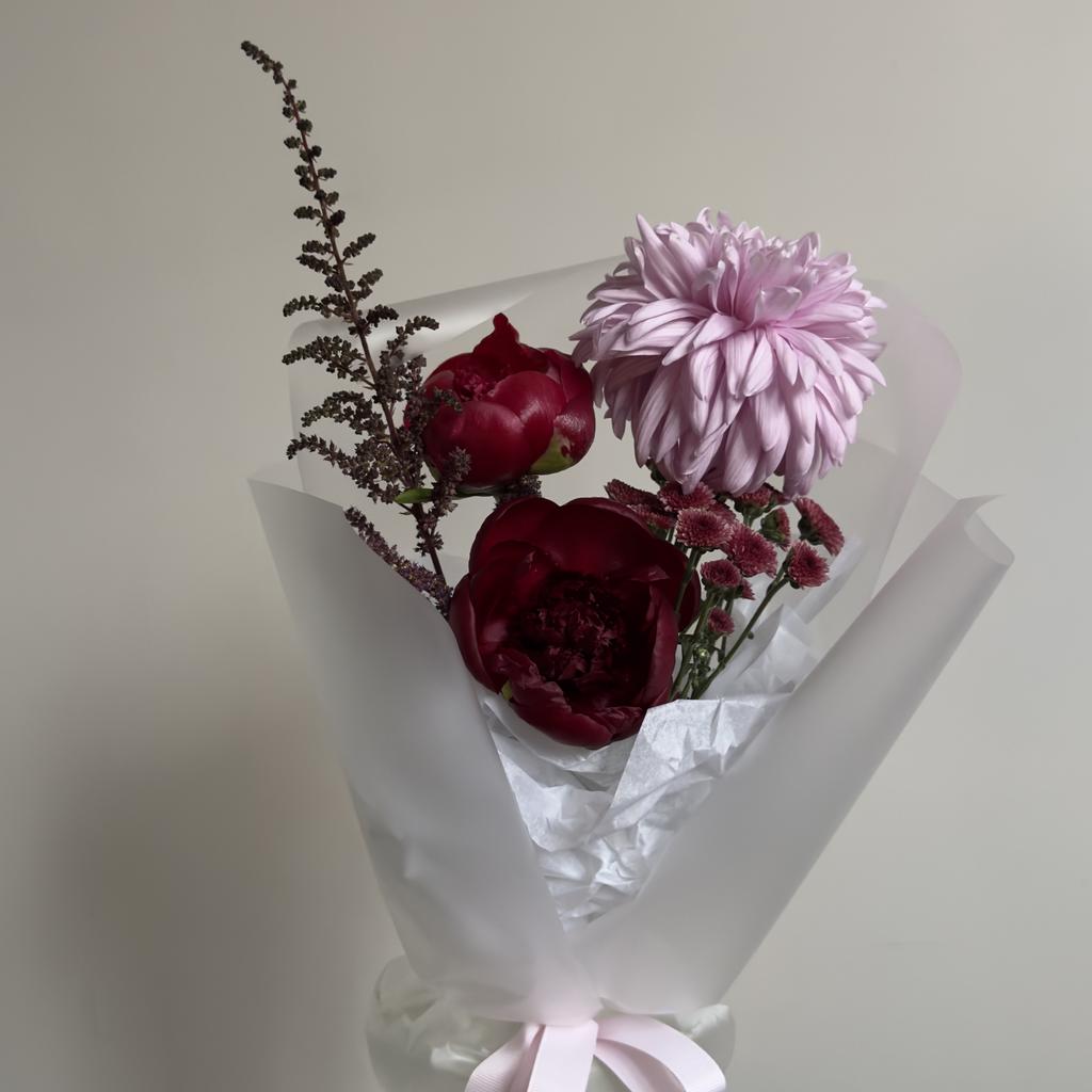 Букет с пионами РЕД ШАРМ и фермерской хризантемой