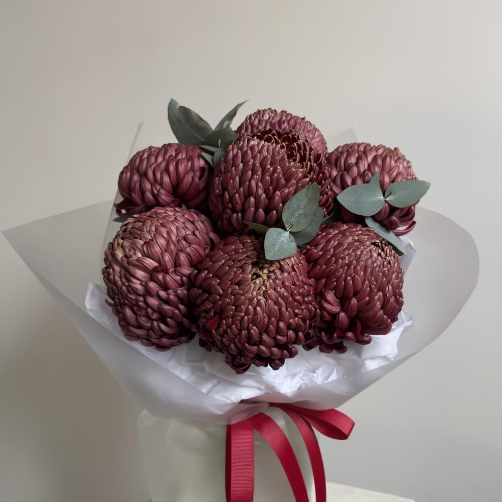 Букет с хризантемами БИГУДИ и эвкалиптом