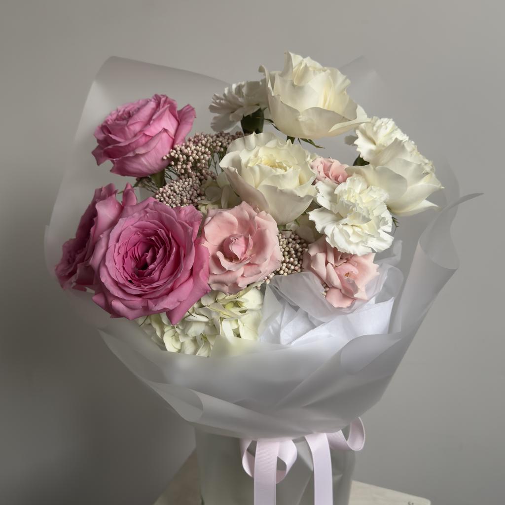 Букет с пионовидными розами и озотамнусами