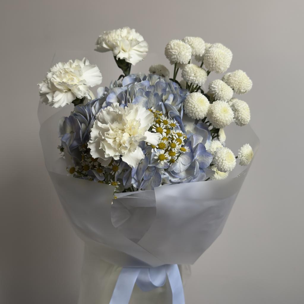 Букет с гортензией и кустовыми хризантемами