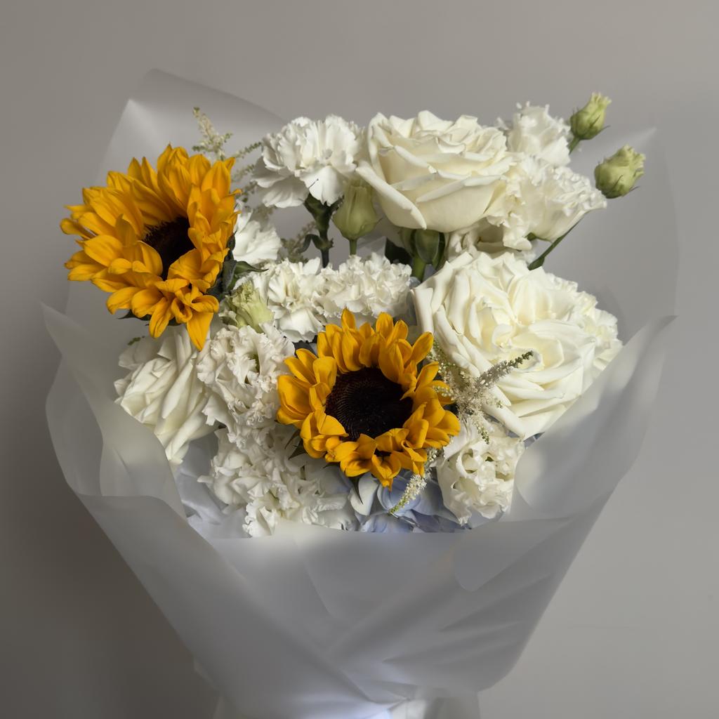Букет с подсолнухами и гортензией