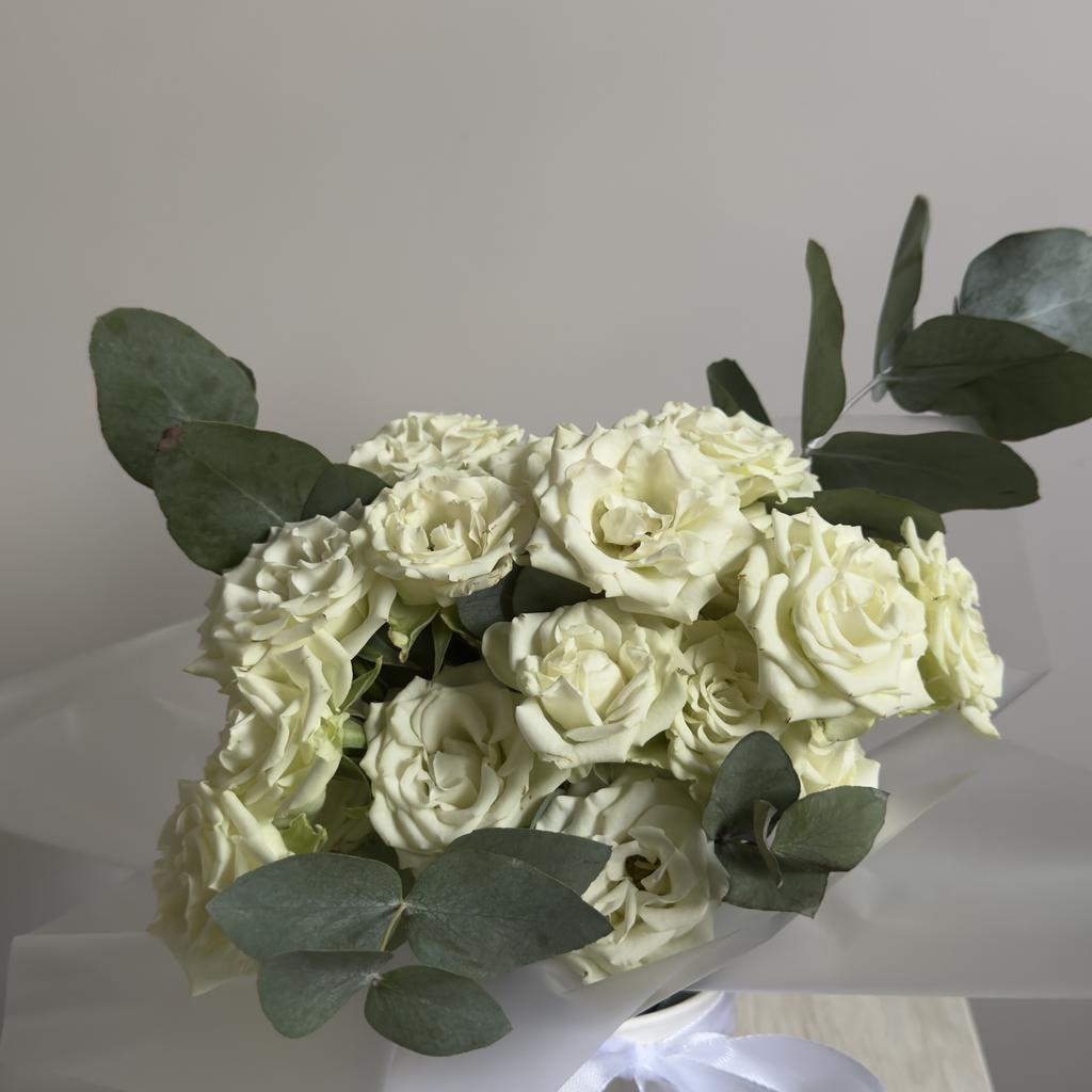 Композиция из кустовых роз и эвкалипта