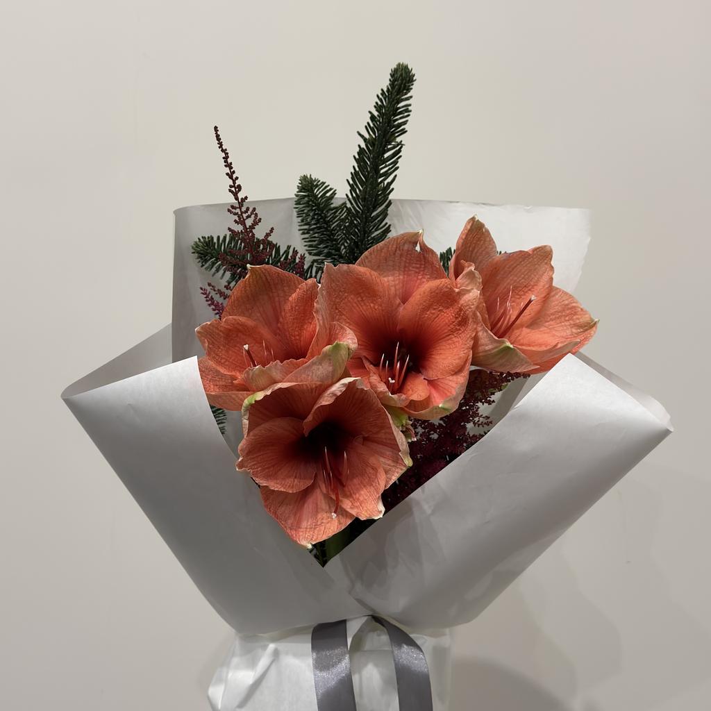 Зимний букет с нобилисом и амариллисами