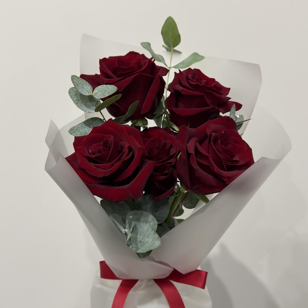 Букет с розами EXPLORER и эвкалиптом