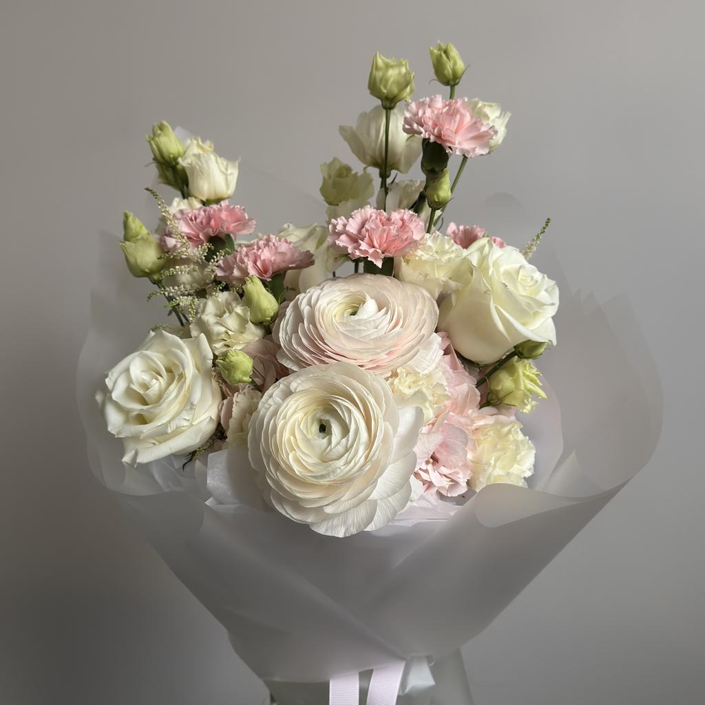 Букет с ранункулюсами и эустомами