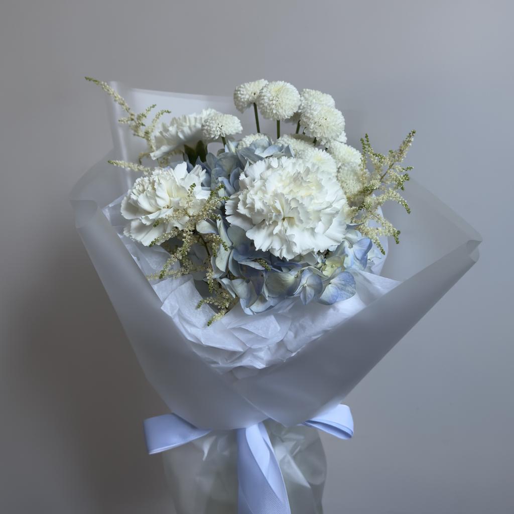 Букет с голубой гортензией и диантусами