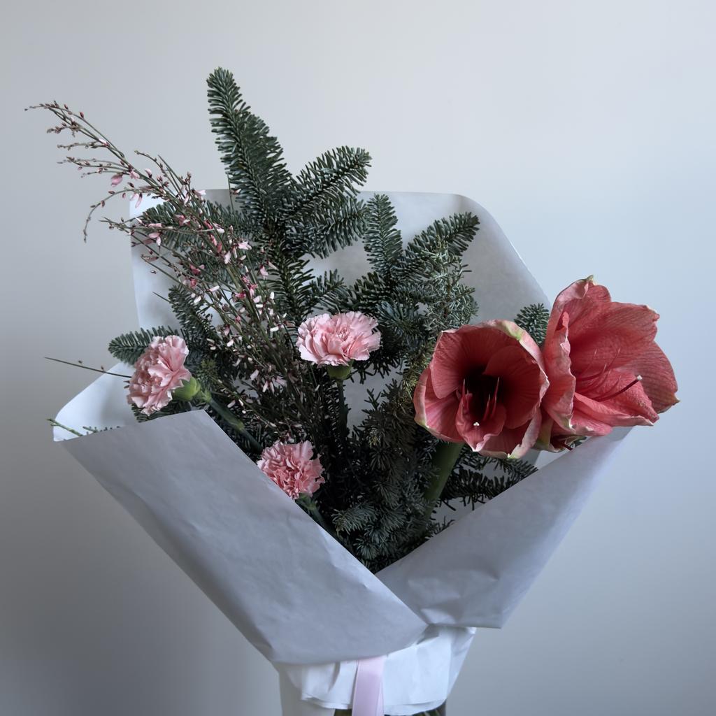 Зимний букет с хвойными ветками и амариллисом