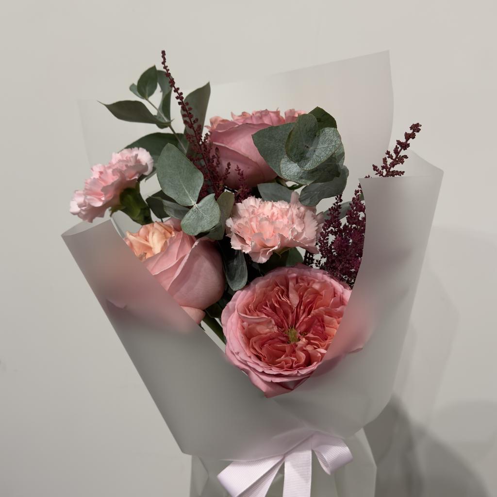 Букет с пионовидными розами PINK EXPRESSION и эвкалиптом