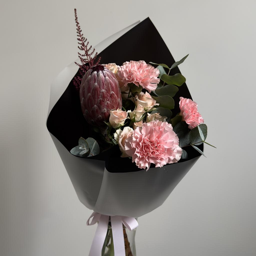 Букет с протеей и кустовой розой