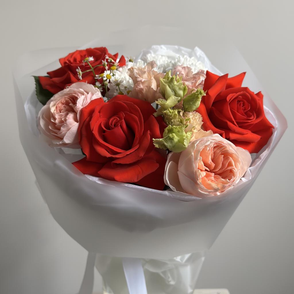 Букет с пионовидными садовыми розами и красными розами
