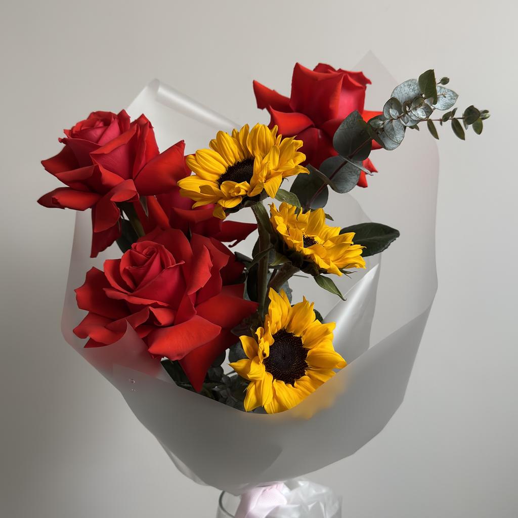 Букет с подсолнухами и розами НИНА