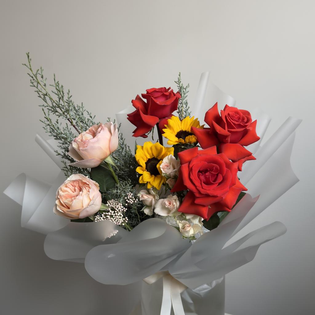 Букет с пионовидными садовыми розами и подсолнухами