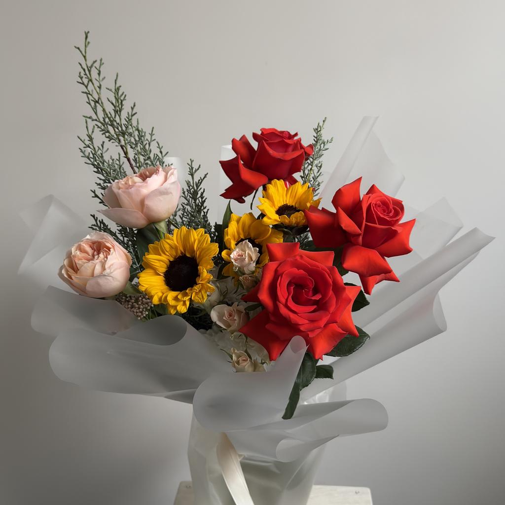 Букет с пионовидными садовыми розами и подсолнухами