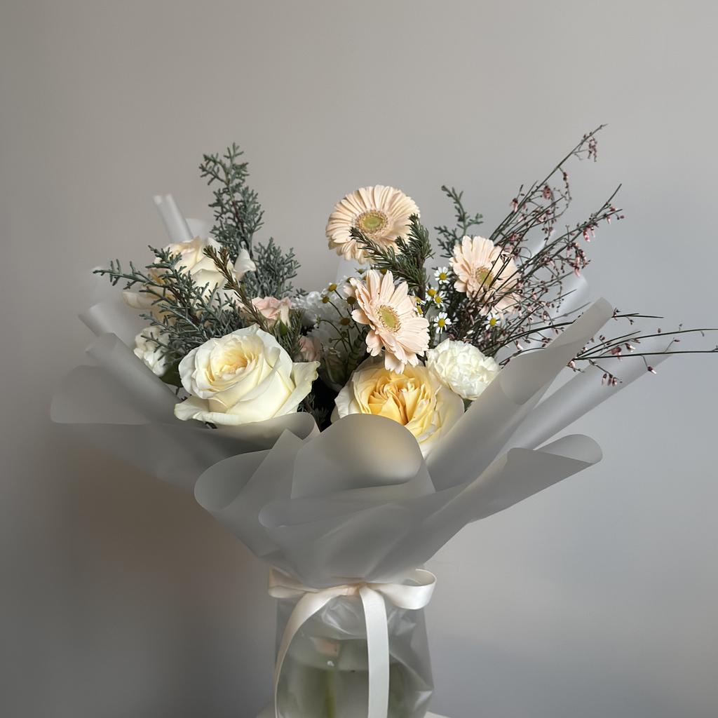 Букет с пионовидными розами и гермини