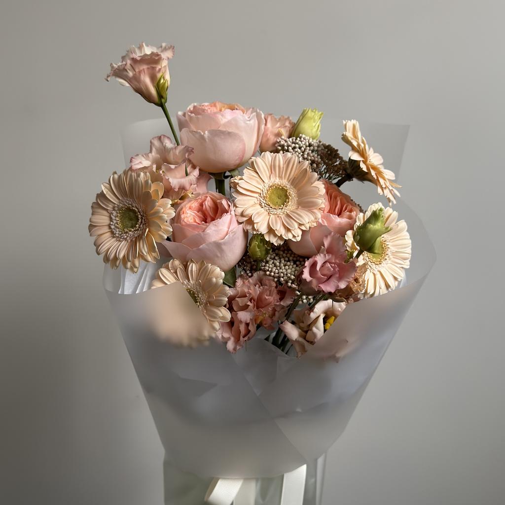 Букет с пионовидными розами и озотамнусами