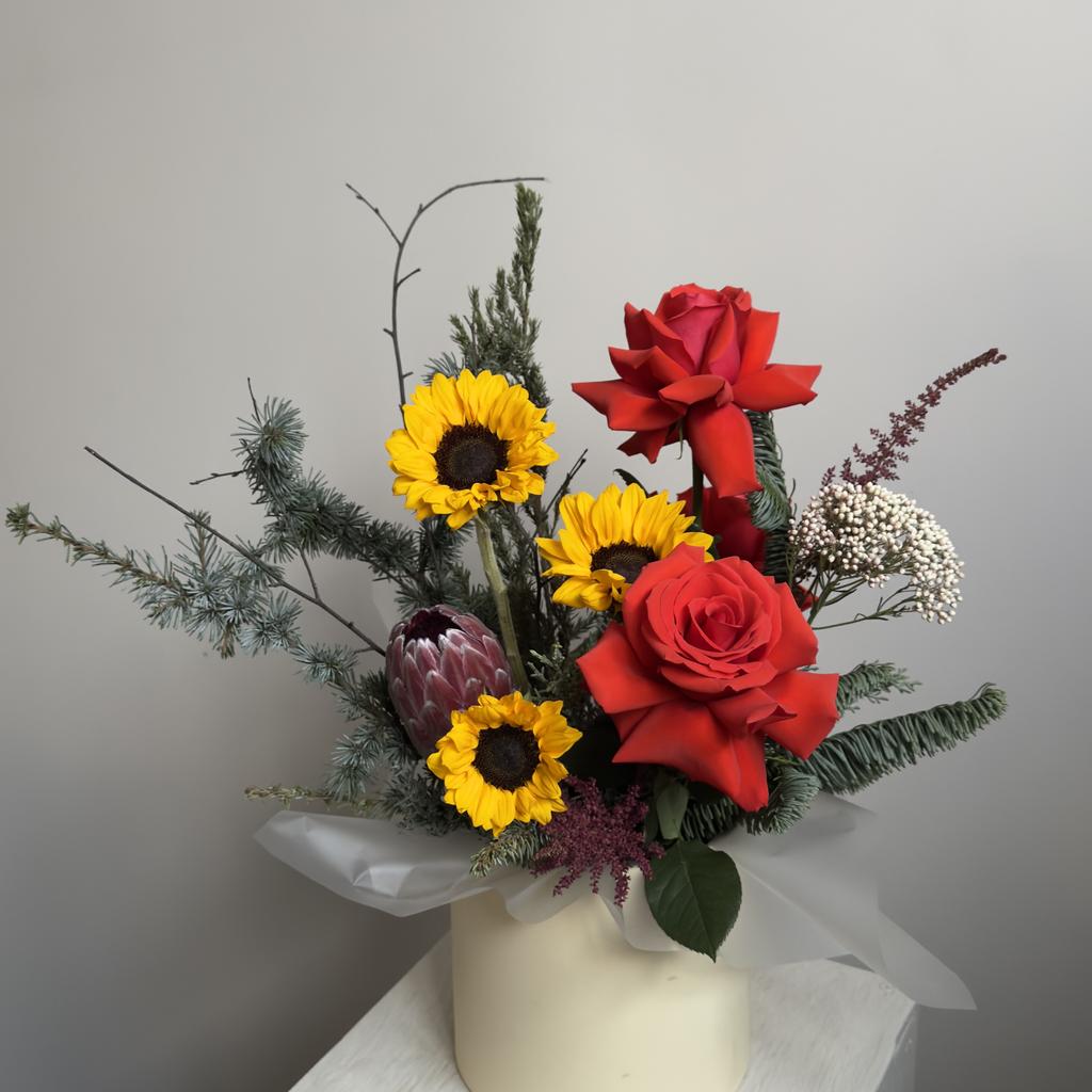 Композиция с протеей и розами