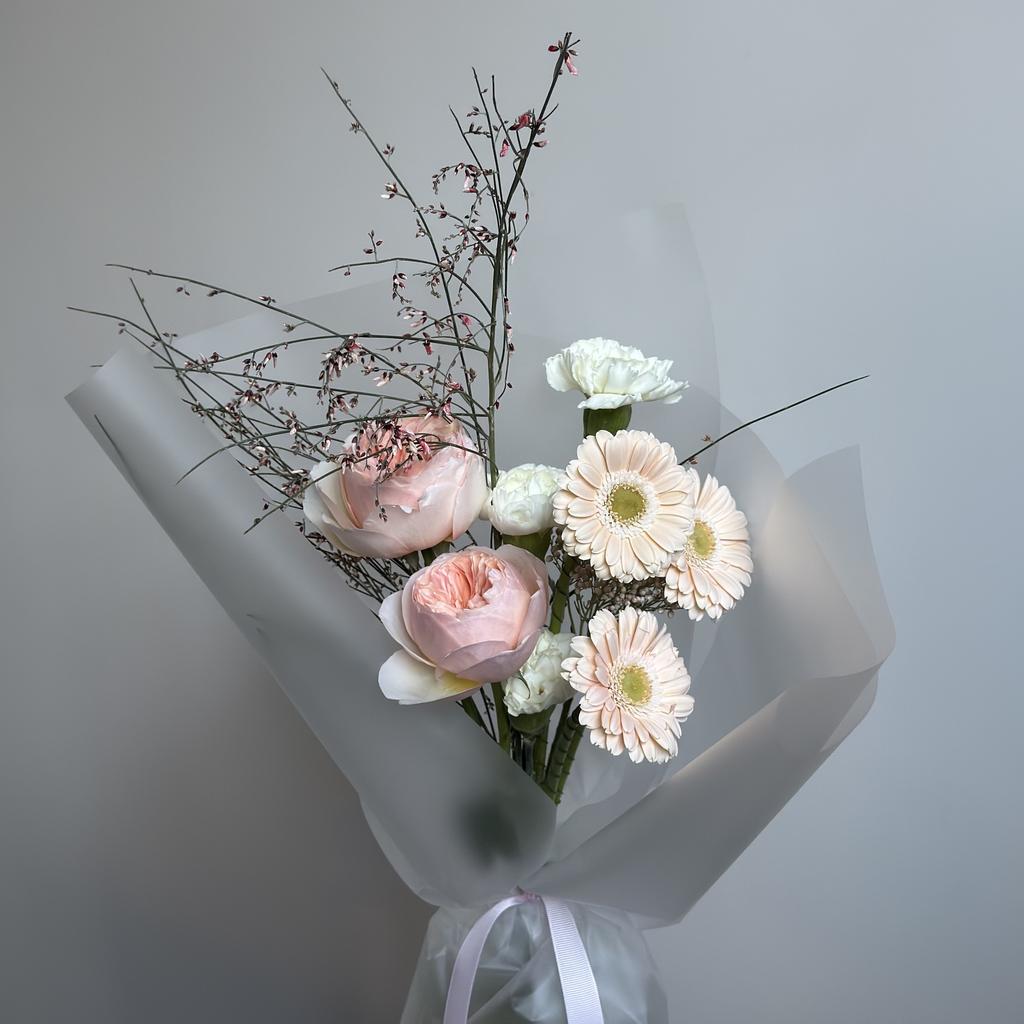 Букет с садовыми пионовидными розами и гермини