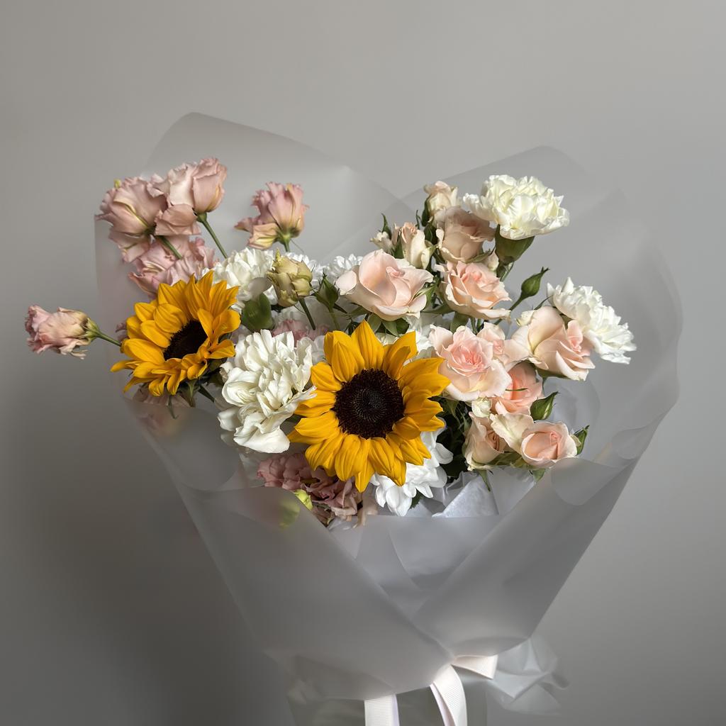 Букет с подсолнухами и кустовыми розами